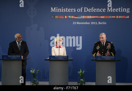 Berlin, Allemagne. 23 Nov, 2015. Le ministre allemand de la défense, Ursula von der Leyen (CDU), Ministre de la défense afghan Masoom Stanekzai (L) et commandant de l'appui résolu de la Mission, le général John F. Campbell, la parole au cours d'une conférence de presse aux côtés de la réunion des ministres de la défense des 21, dans le nord de l'Afghanistan s'est engagé militairement unies à Berlin, Allemagne, 23 novembre 2015. Photo : RAINER JENSEN/dpa/Alamy Live News Banque D'Images