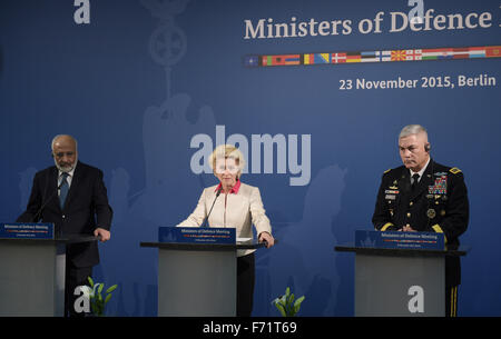 Berlin, Allemagne. 23 Nov, 2015. Le ministre allemand de la défense, Ursula von der Leyen (CDU), Ministre de la défense afghan Masoom Stanekzai (L) et commandant de l'appui résolu de la Mission, le général John F. Campbell, la parole au cours d'une conférence de presse aux côtés de la réunion des ministres de la défense des 21, dans le nord de l'Afghanistan s'est engagé militairement unies à Berlin, Allemagne, 23 novembre 2015. Photo : RAINER JENSEN/dpa/Alamy Live News Banque D'Images