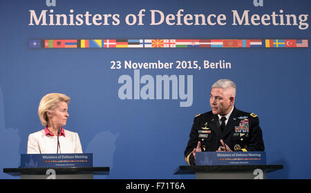 Berlin, Allemagne. 23 Nov, 2015. Le ministre allemand de la défense, Ursula von der Leyen (CDU) et le commandant de la Mission d'appui résolu, le général John F. Campbell lors d'une conférence de presse aux côtés de la réunion des ministres de la défense des 21, dans le nord de l'Afghanistan s'est engagé militairement unies à Berlin, Allemagne, 23 novembre 2015. Photo : RAINER JENSEN/dpa/Alamy Live News Banque D'Images