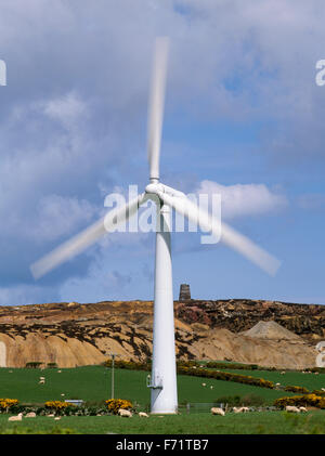 Une éolienne d'Trysglwyn Fawr Wind Farm, avec les ruines de moulin de Parys Mine de cuivre de la montagne en arrière-plan, Holyhead, Anglesey, au nord du Pays de Galles, Royaume-Uni Banque D'Images