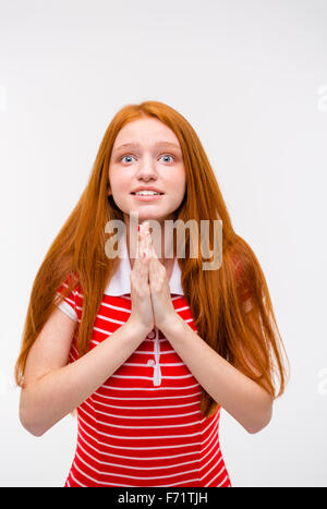Portrait de mendiant heureux jolie jeune femme candide avec longs cheveux rouges Banque D'Images