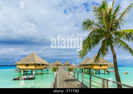 Bungalows sur l'île de Bora Bora, Polynésie Française Banque D'Images