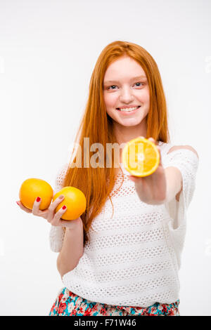 Portrait of pretty young woman holding orange juteux délicieux Banque D'Images