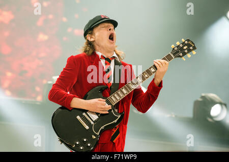 Musicien de Angus Young AC/DC fonctionne à Hampden Park National Stadium le 28 juin 2015 à Glasgow, Royaume-Uni Banque D'Images