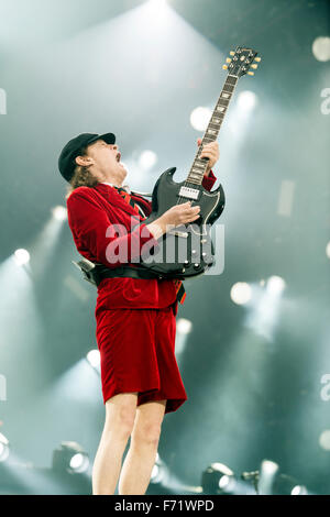 Musicien de Angus Young AC/DC fonctionne à Hampden Park National Stadium le 28 juin 2015 à Glasgow, Royaume-Uni Banque D'Images