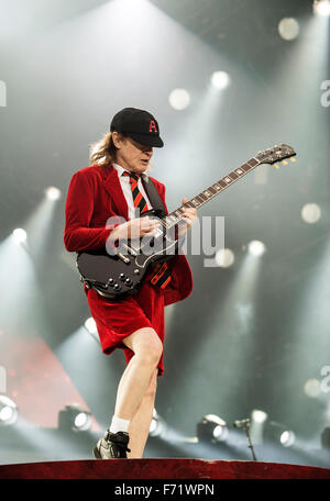 Musicien de Angus Young AC/DC fonctionne à Hampden Park National Stadium le 28 juin 2015 à Glasgow, Royaume-Uni Banque D'Images