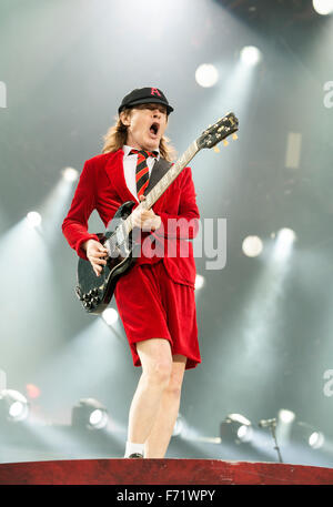 Musicien de Angus Young AC/DC fonctionne à Hampden Park National Stadium le 28 juin 2015 à Glasgow, Royaume-Uni Banque D'Images
