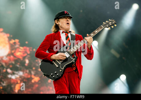 Musicien de Angus Young AC/DC fonctionne à Hampden Park National Stadium le 28 juin 2015 à Glasgow, Royaume-Uni Banque D'Images