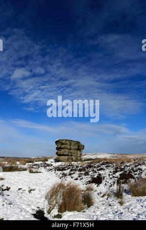 Janvier, neige de l'hiver, l'aigle sur le bord ; Pierre Buxton Derbyshire County ; parc national de Peak District, l'Angleterre, Royaume-Uni Banque D'Images