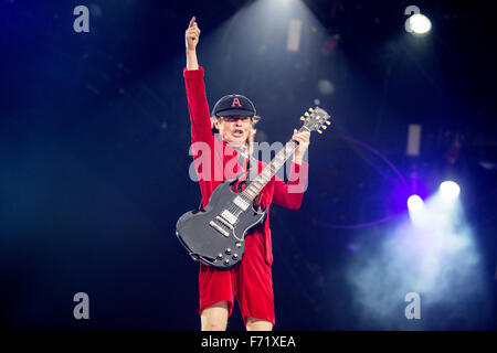 Musicien de Angus Young AC/DC fonctionne à Hampden Park National Stadium le 28 juin 2015 à Glasgow, Royaume-Uni Banque D'Images