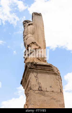 Statue dans le palais des géants, Agora antique d'Athènes, Athènes, Grèce Banque D'Images