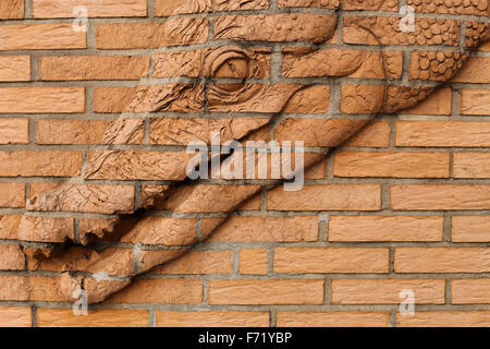 Relief sur un mur de brique au Berlin Le jardin zoologique de Berlin, Allemagne Banque D'Images