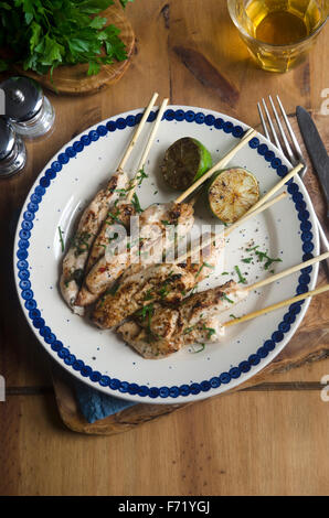 Les brochettes de poulet à l'Ail, piment et citron vert Banque D'Images