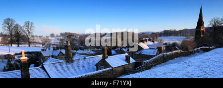 Neige de l'hiver Janvier, cottages à Rendeux village ; de Chatsworth, Derbyshire ; parc national de Peak District, l'Angleterre, Royaume-Uni Banque D'Images