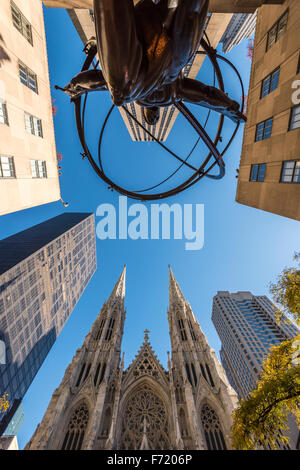 Vue grand angle de la statue en bronze de l'Atlas en face du Rockefeller Center et de la Cathédrale St Patrick, Manhattan, New York, USA Banque D'Images