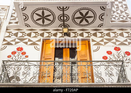 Luminaires muraux et de balcon d'une maison dans le village de Pyrgi, Chios, Grèce Banque D'Images