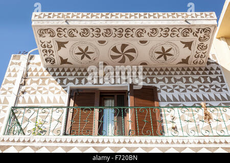 Luminaires muraux et de balcon d'une maison dans le village de Pyrgi, Chios, Grèce Banque D'Images