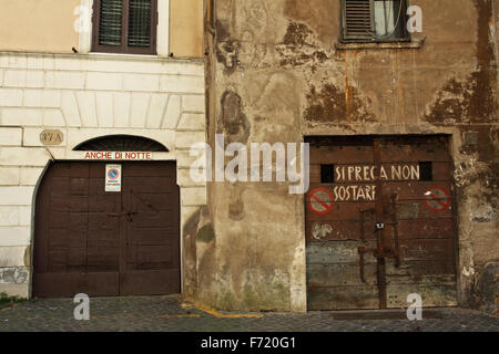 Portes de garage dans le centre-ville de Rome, Italie Banque D'Images