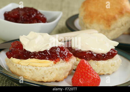 Deux de moitié avec de la confiture et des scones devonshire crème fraîche Banque D'Images