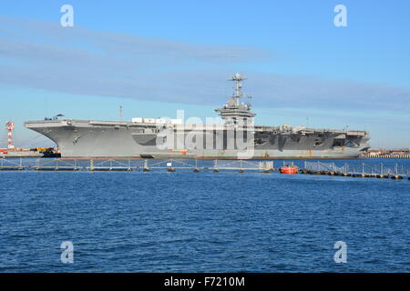 US Naval porte-avions CVN-75, USS Harry Truman entre les déploiements en 2015 au Norfolk Naval Ship Yard Banque D'Images