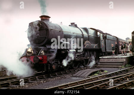 Locomotive à vapeur le roi George V en tirant sur la côte Cambrian Express à Wolverhampton 1960 Station de faible niveau Banque D'Images