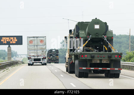 L'autoroute 90/94, Wisconsin - Juillet 07 : véhicules militaires à déménager d'une base à l'autre au milieu de la tête de Jade Banque D'Images