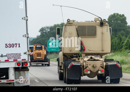 L'autoroute 90/94, Wisconsin - Juillet 07 : véhicules militaires à déménager d'une base à l'autre au milieu de la tête de Jade Banque D'Images