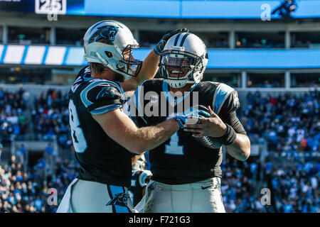 Charlotte, Caroline du Nord, USA. 22 Nov, 2015. NC, Caroline Panthère tight end Greg Olsen # 88 et Caroline Panthère quarterback Cam Newton # 1 célébrer un touchdown en NFL un match contre les Redskins de Washington le 22 novembre 2015, à la Banque d'Amérique à Charlotte, Caroline du Nord. Les Panthère défait les Redskins 44-16.Margaret Bowles/CSM/Alamy Live News Banque D'Images