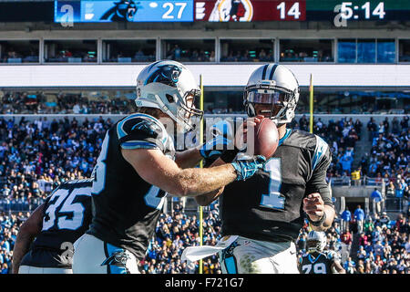Charlotte, Caroline du Nord, USA. 22 Nov, 2015. NC, Caroline Panthère tight end Greg Olsen # 88 et Caroline Panthère quarterback Cam Newton # 1 célébrer un touchdown en NFL un match contre les Redskins de Washington le 22 novembre 2015, à la Banque d'Amérique à Charlotte, Caroline du Nord. Les Panthère défait les Redskins 44-16.Margaret Bowles/CSM/Alamy Live News Banque D'Images