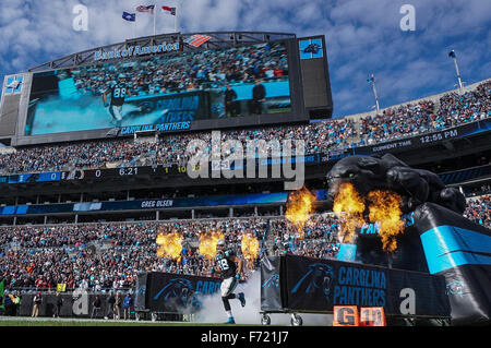 Charlotte, Caroline du Nord, USA. 22 Nov, 2015. NC, Caroline Panthère tight end Greg Olsen # 88 entre dans le domaine avant le match contre les Redskins de Washington le 22 novembre 2015, à la Banque d'Amérique à Charlotte, Caroline du Nord. Les Panthère défait les Redskins 44-16.Margaret Bowles/CSM/Alamy Live News Banque D'Images
