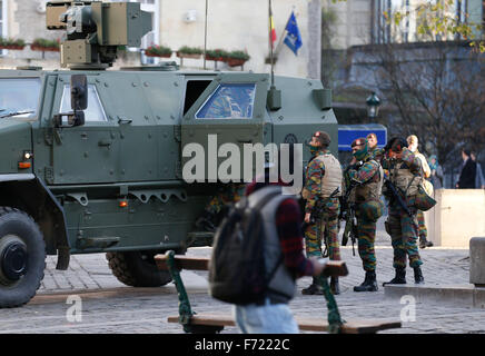 Bruxelles, Belgique. 23 Nov, 2015. Un lourd véhicule militaire belge est en stationnement au centre-ville de Bruxelles, capitale de la Belgique, le 23 novembre 2015. Bruxelles est le troisième jour de l'isolement cellulaire sous un maximum d'alerte à la terreur, avec les écoles, les centres commerciaux et de transport souterrain fermé. Credit : Ye Pingfan/Xinhua/Alamy Live News Banque D'Images