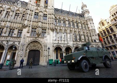 Bruxelles, Belgique. 23 Nov, 2015. Des véhicules militaires belges, soldats et policiers montent la garde devant l'hôtel de ville à la Grand Place dans le centre-ville de Bruxelles, capitale de la Belgique, le 23 novembre 2015. Bruxelles est le troisième jour de l'isolement cellulaire sous un maximum d'alerte à la terreur, avec les écoles, les centres commerciaux et de transport souterrain fermé. Credit : Ye Pingfan/Xinhua/Alamy Live News Banque D'Images