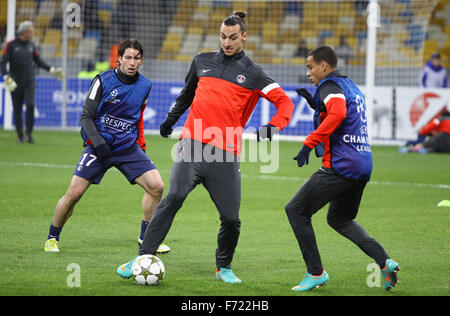 Kiev, UKRAINE - 21 NOVEMBRE 2012 : Paris Saint-Germain FC joueurs lutte pour le ballon au cours de session de formation avant le match de la Ligue des Champions contre le FC Dynamo Kiev le 21 novembre 2012 à Kiev, Ukraine Banque D'Images