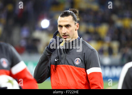 Kiev, UKRAINE - 21 NOVEMBRE 2012 : Zlatan Ibrahimovic du FC Paris Saint-Germain ressemble à une séance de formation au cours de l'UEFA avant Cha Banque D'Images