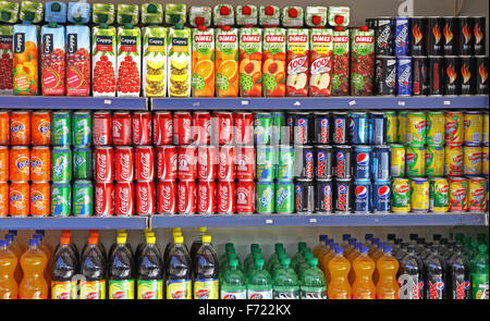 ISTANBUL, TURQUIE - 30 novembre, 2011. Bouteilles de boissons sans alcool sur un marché des tablettes le 30 novembre 2011 à Istanbul, Turquie Banque D'Images