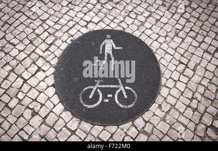 Location et piétonnière signe de route sur le terrain à Lisbonne, Portugal Banque D'Images