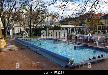 BUDAPEST, HONGRIE - le 4 janvier 2013 : Les gens ont un bain thermal dans le spa Gellert le 4 janvier 2013 à Budapest, Hongrie Banque D'Images