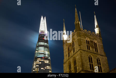 Le Shard et Southwark Cathédrale de nuit et Fullmoon, tradition et moderne à l'opposé Banque D'Images