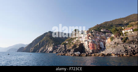 Une vue panoramique de la mer de Riomaggiore Village dans le Parc Naturel des Cinque Terre, Italie. Banque D'Images