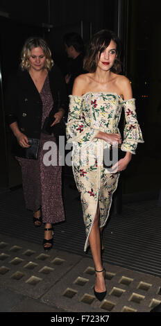 Londres, Royaume-Uni. 23 Nov, 2015. Alexa Chung arrive pour le British Fashion Awards 2015. Credit : Ferdaus Shamim/ZUMA/Alamy Fil Live News Banque D'Images