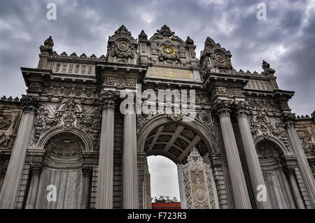 Porte principale de la palais de Dolmabahçe sur un jour nuageux Banque D'Images