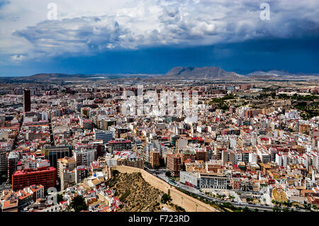 Voir d'Alicante, château de Santa Barbara sur un jour de tempête Banque D'Images