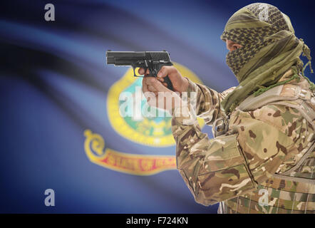 Mâle en keffieh musulmane avec l'arme à la main et d'un drapeau sur fond de série - New York Banque D'Images