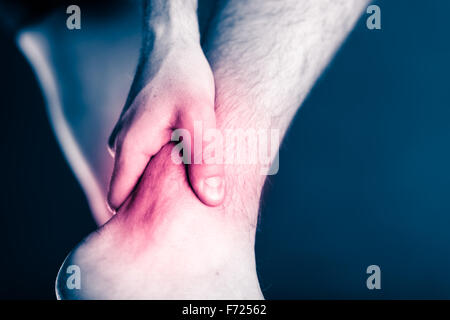 Jambe douloureuse et la cheville, le pied de la douleur, de blessures physiques. Jambe mâle et la douleur musculaire d'une maladie ou d'accident, la course ou la formation, sp Banque D'Images