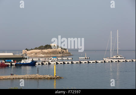 Château et du port de Kusadasi, Kusadasi, Aydin, Turquie Banque D'Images
