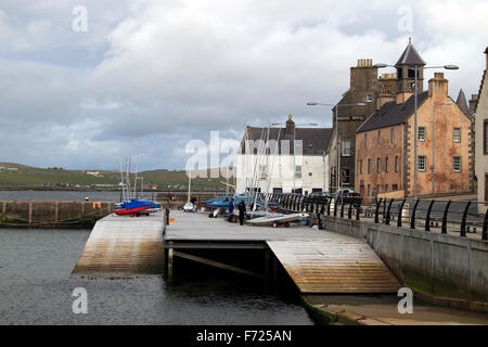 Station de sauvetage de la RNLI et Queens Hotel waterfront Lerwick Shetland Islands Scotland UK Banque D'Images