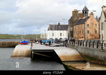 Station de sauvetage de la RNLI et Queens Hotel waterfront Lerwick Shetland Islands Scotland UK Banque D'Images