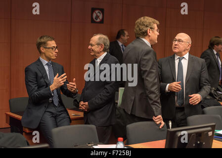 Bruxelles, Belgique. 23 Nov, 2015. Le ministre des Finances finlandais Alexander Stubb (L) et le ministre des Finances italien Pier Carlo Padoan (R) Le Ministre belge des Finances Johan Van Overtveldt (3-L) et le ministre français des Finances, Michel Sapin (R) parler au début de la réunion de l'Eurogroupe. Les ministres des finances de l'Eurogroupe discutera des projets de plans budgétaires pour 2016 des États membres de la zone euro, sur la base de l'avis de la Commission.Chypre et la Grèce n'est pas nécessaire de soumettre des projets de plans budgétaires, le Portugal n'a pas encore présenté son plan. Raa : Jonathan/Pacific Press/Alamy Live New Banque D'Images