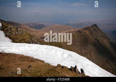 Sur le sommet de Nethermost Pike dans le Parc National de Lake District. Striding Edge sur et les Fells. Banque D'Images