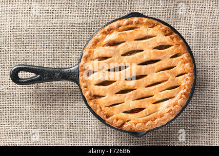 Portrait d'une tarte aux pommes au four poêle n une toile table cloth. Banque D'Images